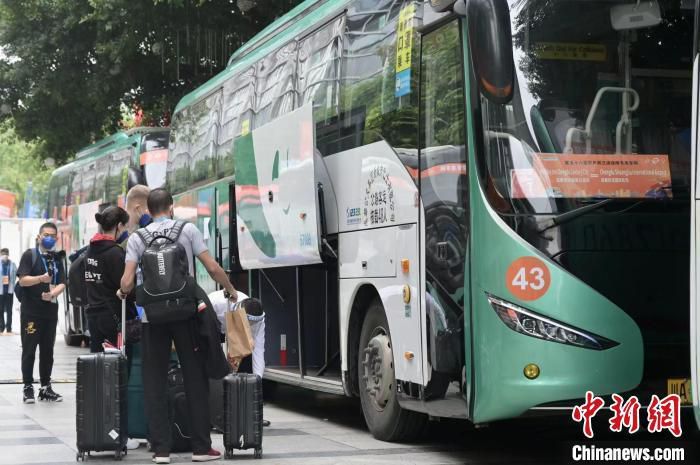 今晚能复出吗？季孟年晒周琦训练照：膝盖未佩戴护具今晚19:35，广东主场迎战广厦，届时将举行易建联球衣退役仪式。